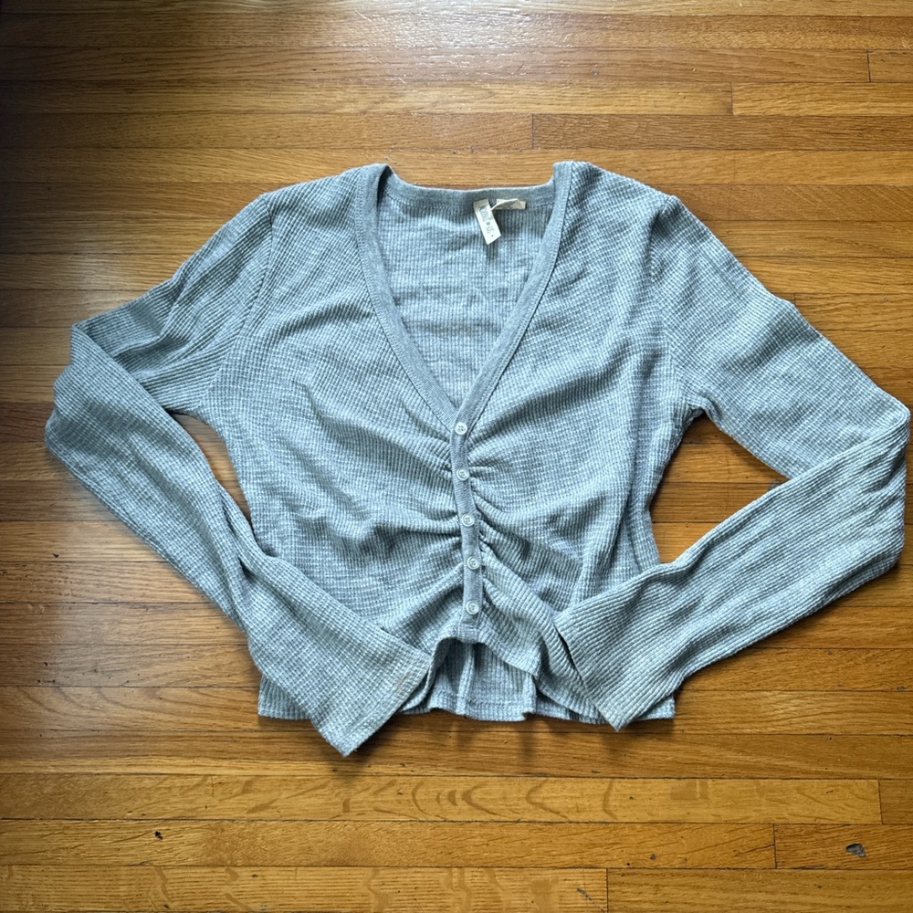 Long sleeve gray top with button cinching